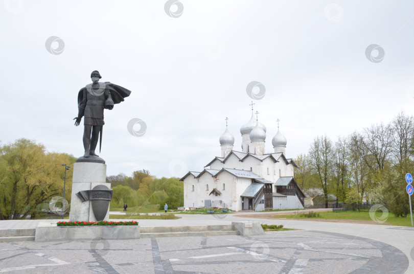 Скачать Великий Новгород, Россия - 05.13.2024: Памятник защитнику Руси князю Александру Невскому на берегу реки Волхов в Великом Новгороде на фоне Борисоглебской церкви (Церкви Бориса и Глеба в Плотниках), набережная Александра Невского фотосток Ozero