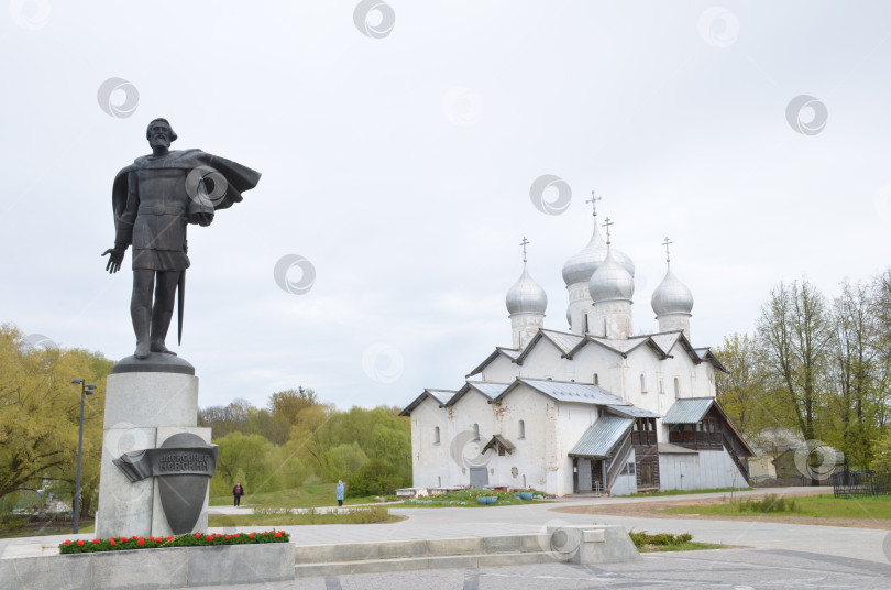 Скачать Великий Новгород, Россия - 05.13.2024: Памятник защитнику Руси князю Александру Невскому на берегу реки Волхов в Великом Новгороде на фоне Борисоглебской церкви (Церкви Бориса и Глеба в Плотниках), набережная Александра Невского фотосток Ozero