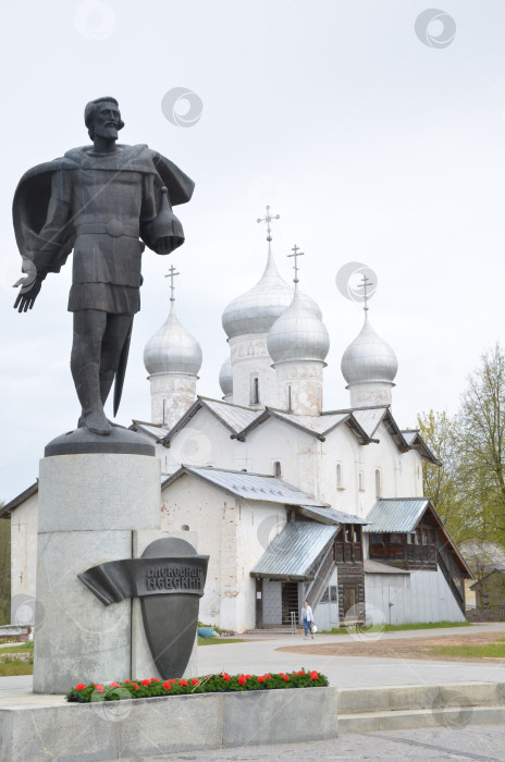 Скачать Великий Новгород, Россия - 05.13.2024: Памятник защитнику Руси князю Александру Невскому на берегу реки Волхов в Великом Новгороде на фоне Борисоглебской церкви (Церкви Бориса и Глеба в Плотниках), набережная Александра Невского фотосток Ozero