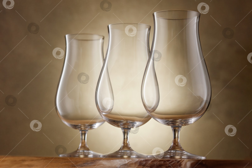 Скачать Три пустых стакана из-под пива на деревянном столе. фотосток Ozero