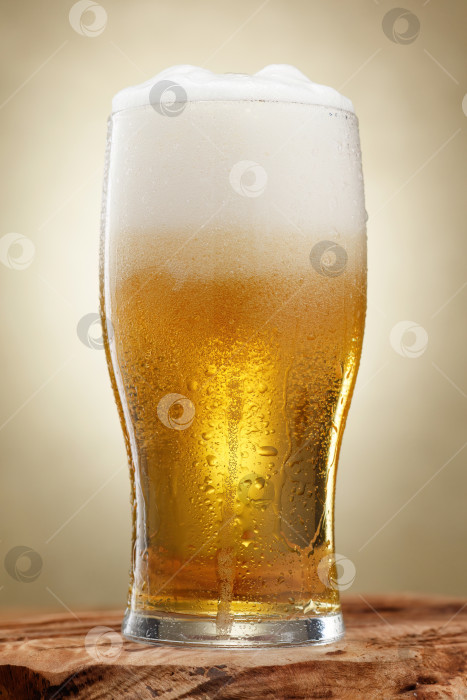Скачать Бокал свежего холодного пива с каплями. фотосток Ozero