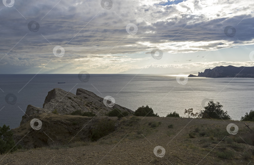 Скачать Облака над морем красиво подсвечиваются вечерним солнцем. фотосток Ozero