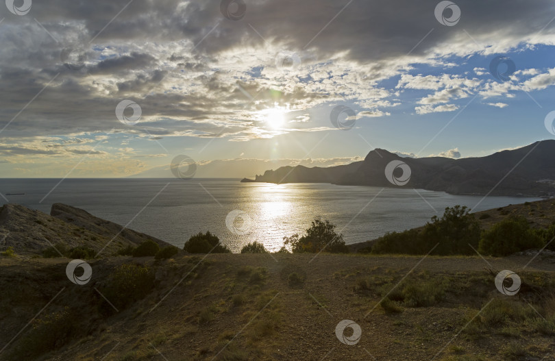 Скачать Вечернее солнце отражается в море. фотосток Ozero