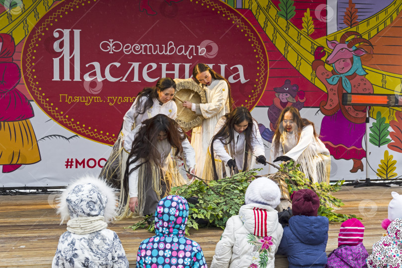 Скачать Выступление якутского театра "Олонхо" на фестивале "Масленичная неделя" в Москве. фотосток Ozero