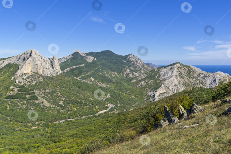 Скачать Посмотрите на долину с вершины хребта. Крым. фотосток Ozero