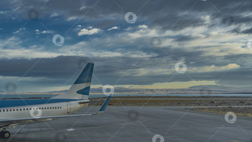 Скачать Самолет стоит на взлетно-посадочной полосе. фотосток Ozero