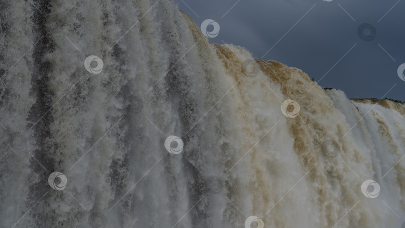 Скачать Струи водопада. Крупный план. фотосток Ozero