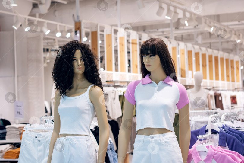 Скачать Магазинные манекены носят фиолетовые наряды со стильными рукавами и праздничной атмосферой фотосток Ozero