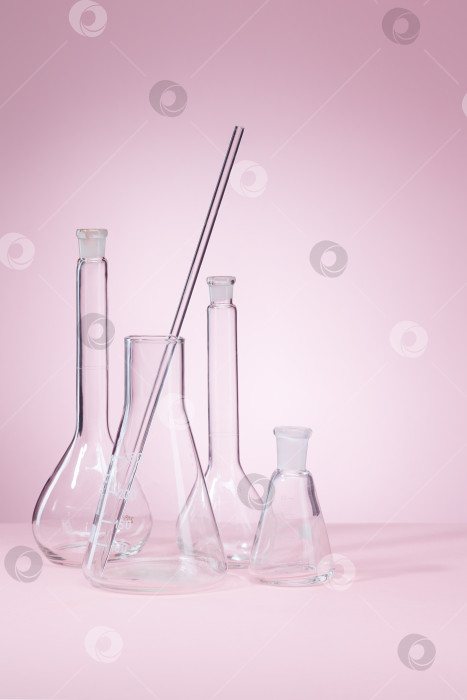 Скачать Пустые научные и Медицинские пробирки и колбы на розовом фоне фотосток Ozero