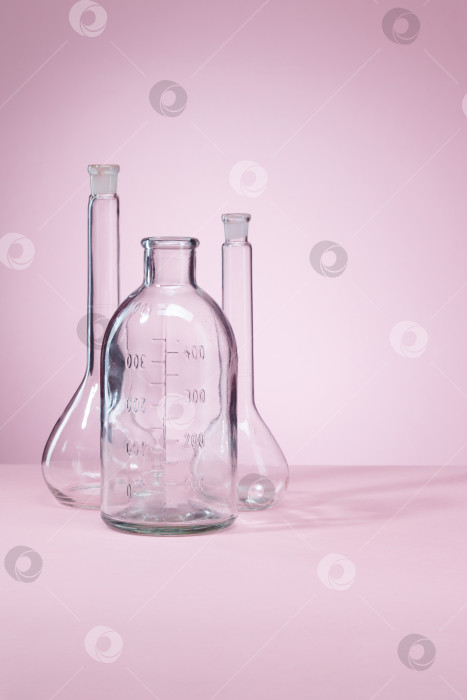 Скачать Химическая лаборатория. Научные и медицинские Пробирки и колбы На розовом фоне фотосток Ozero