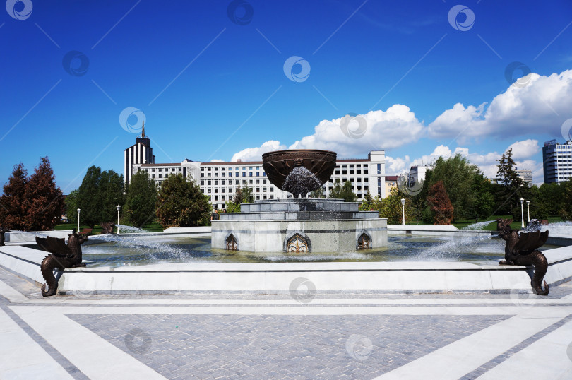 Скачать Казань, Татарстан, Россия - 15.06.24:  фонтан на площади Тысячелетия фотосток Ozero