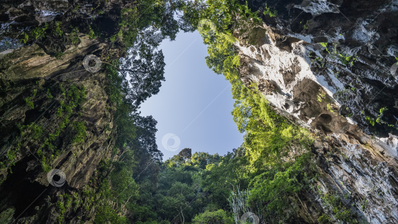 Скачать Ясное голубое небо обрамлено скалами. фотосток Ozero