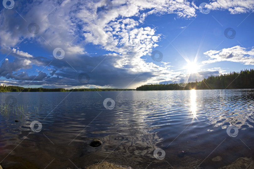 Скачать Красивые облака простираются над рекой. фотосток Ozero