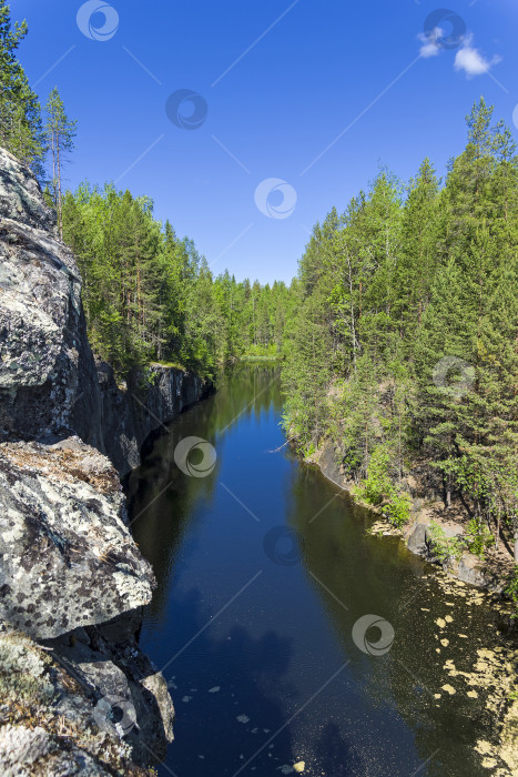 Скачать Лесное озеро в скалистом каньоне. фотосток Ozero