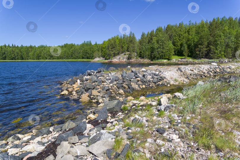 Скачать Старый заброшенный карьер на берегу Белого моря. фотосток Ozero