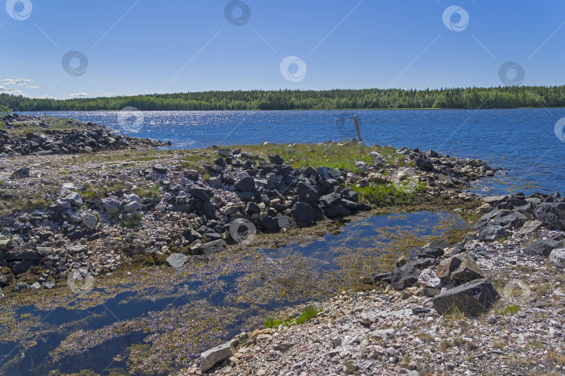 Скачать Старый заброшенный карьер на берегу Белого моря. фотосток Ozero