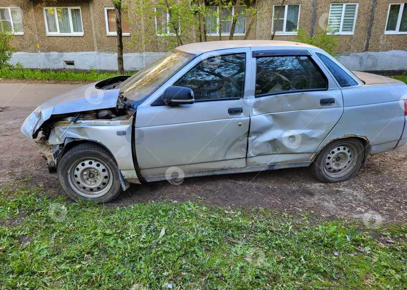 Скачать Рыбинск, Россия, 07.08.2024 Серый разбитый автомобиль, припаркованный на обочине городской дороги фотосток Ozero