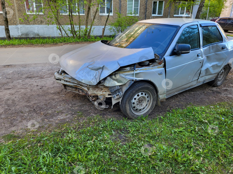 Скачать Рыбинск, Россия, 07.08.2024 Серый разбитый автомобиль, припаркованный на обочине городской дороги фотосток Ozero