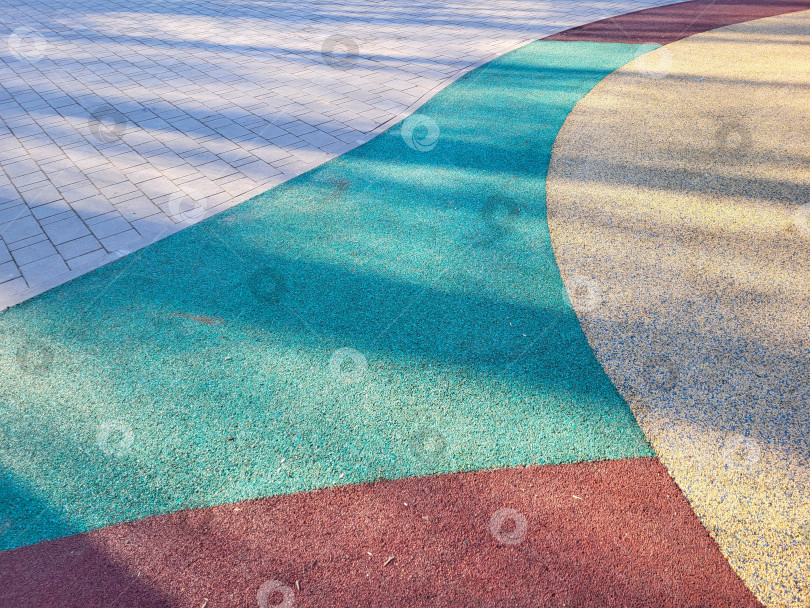 Скачать Красочный фон резинового покрытия спортивной площадки на открытом воздухе. Вид сверху фотосток Ozero