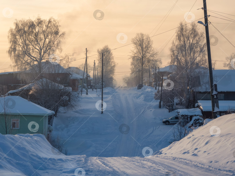 Скачать Зимняя скользкая сельская дорога, крутые спуски и подъемы. фотосток Ozero