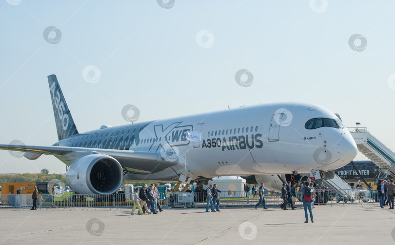 Скачать Пассажирский двухместный самолет Airbus A350-900 XWB под официальным названием F-WCF на Международном авиасалоне МАКС-2019 в Жуковск, Россия, вид спорта фотосток Ozero