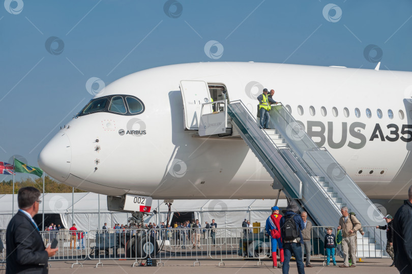 Скачать Пассажирский двухместный самолет Airbus A350-900 XWB с регистрационным номером F-WCF на международном авиасалоне МАКС в Жуковском, Россия, вид-слева фотосток Ozero