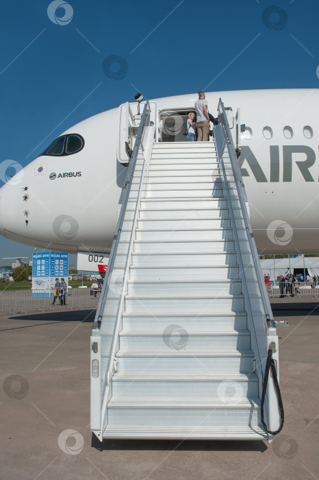 Скачать Пассажирский двухместный самолет Airbus A350-900 XWB под регистрационным номером F-WCF на Международном авиасалоне МАКС-2019 в Жуковском, Россия, вид на парижский трап фотосток Ozero