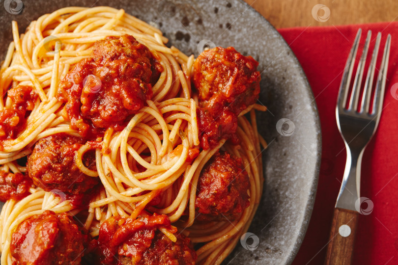Скачать Спагетти-паста с фрикадельками и томатным соусом. Вкусные домашние фрикадельки из спагетти фотосток Ozero