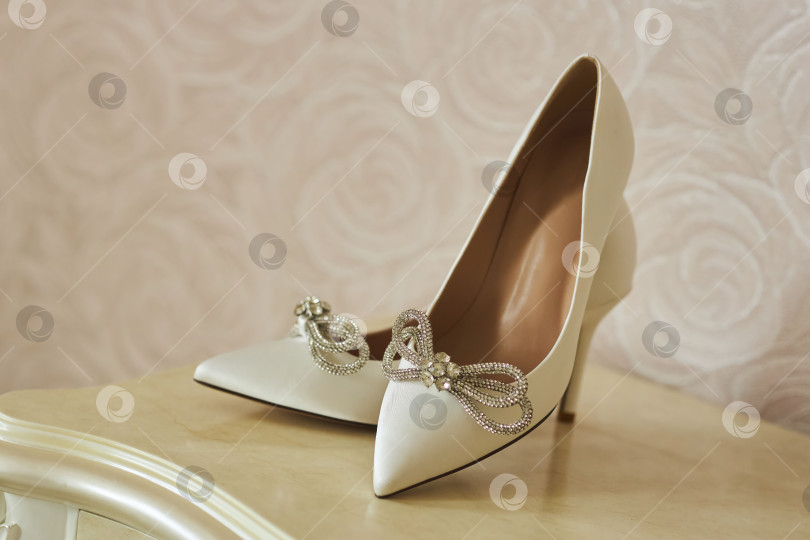 Скачать Красивые белые женские туфли со стразами. Обувь для свадеб или торжественных мероприятий. фотосток Ozero
