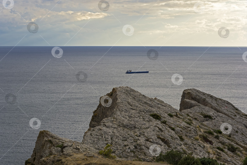 Скачать Вид на море с прибрежной скалы фотосток Ozero