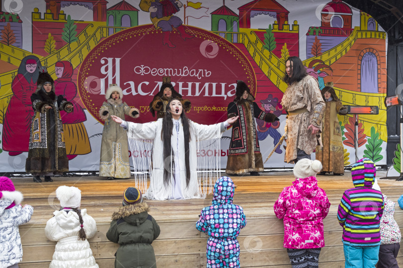 Скачать Выступление якутского театра "Олонхо" на фестивале "Масленичная неделя" в Москве. фотосток Ozero