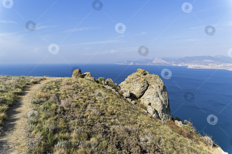 Скачать Тропинка на крутой прибрежной горе. фотосток Ozero