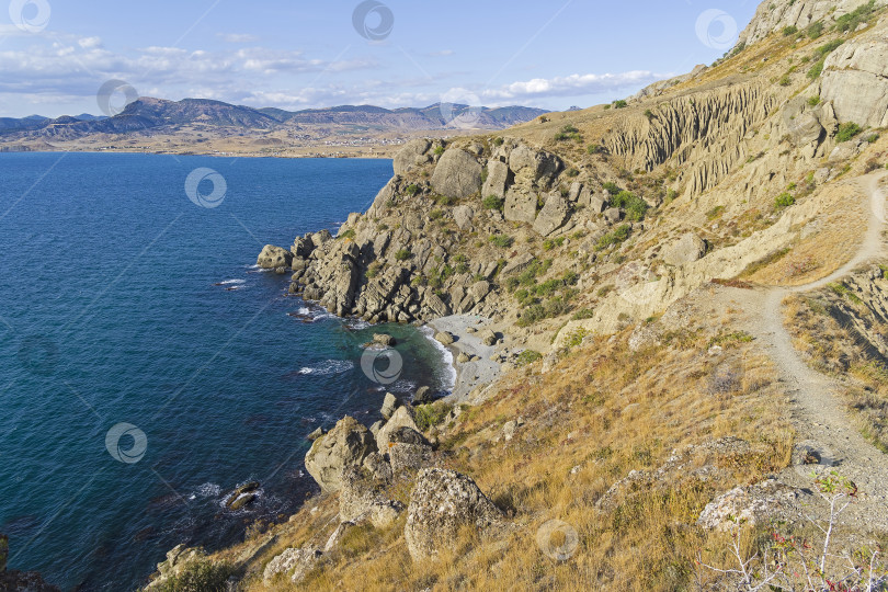 Скачать Красивая бухта на скалистом берегу. Крым. фотосток Ozero