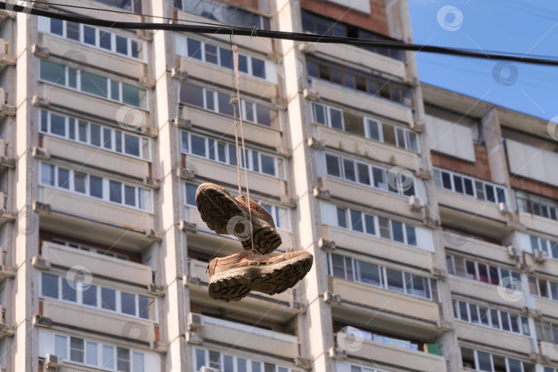 Скачать Два ботинка висят на проводах. фотосток Ozero