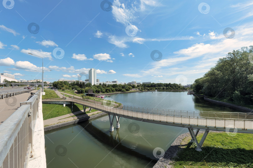 Скачать Пешеходный мост над городским прудом. фотосток Ozero