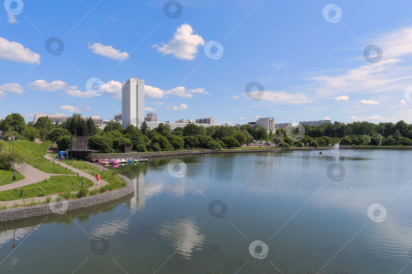 Скачать Городской пруд в Зеленограде на фоне парка Победы и заний центра города. фотосток Ozero