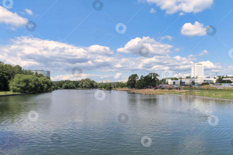 Скачать Лето в городе. фотосток Ozero