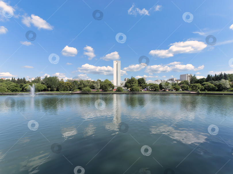 Скачать Городской пруд и здание делового центра в Зеленограде. фотосток Ozero