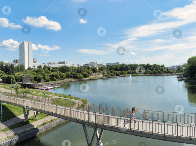 Скачать Набережная городского пруда в Зеленогаде. фотосток Ozero