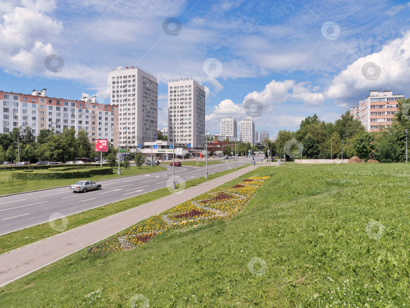 Скачать Центральный проспект подмосковного Зеленограда летом. фотосток Ozero