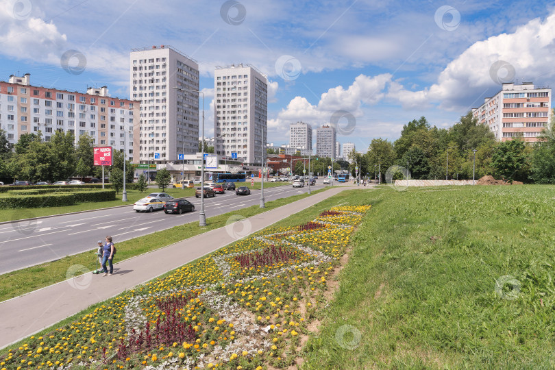 Скачать Мама с сыном идут по тротуару вдоль Центрального проспекта в Зеленограде. фотосток Ozero