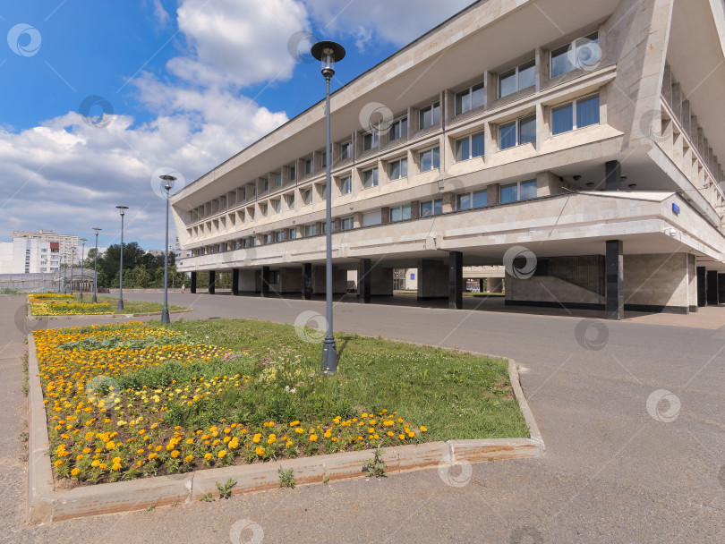 Скачать Газон с цветами около здания префектуры в Зеленограде. фотосток Ozero