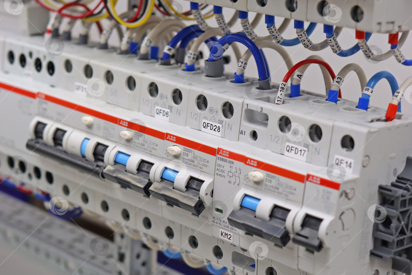 Скачать 1-фазные, 2-полюсные автоматические выключатели дифференциального тока ABB фотосток Ozero