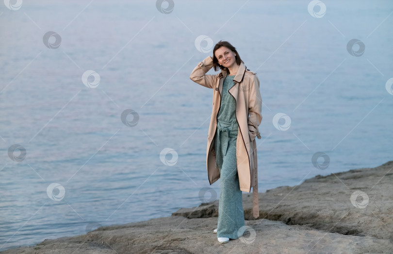 Скачать Счастливая молодая улыбающаяся женщина на свежем воздухе. концепция свободы и спокойствия фотосток Ozero