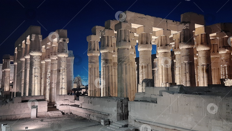 Скачать Колонны древнего Луксорского храма в Египте.  Ночная съемка фотосток Ozero