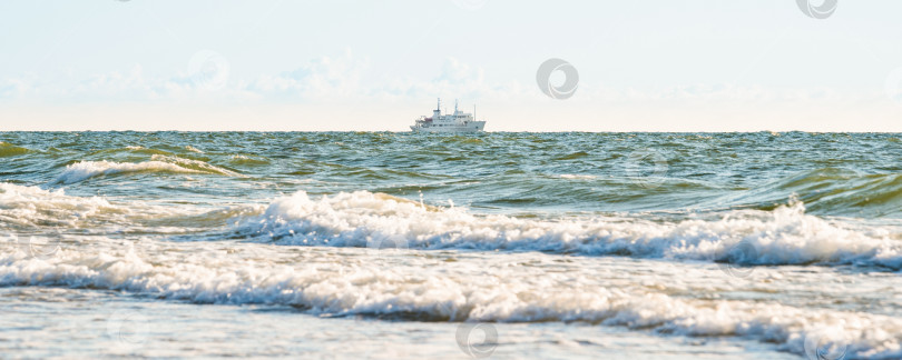 Скачать корабль плывет по бурному морю недалеко от берега фотосток Ozero