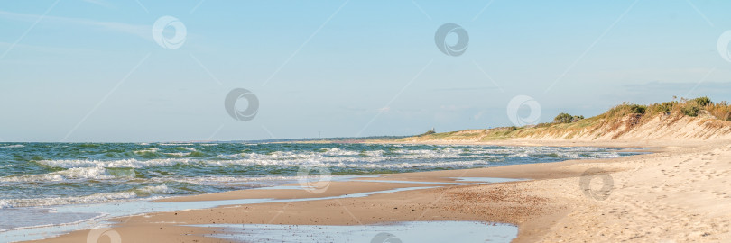 Скачать лазурные морские волны под голубым небом солнечным летним днем фотосток Ozero