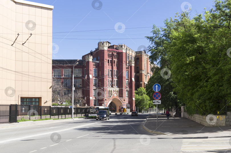 Скачать Старое промышленное здание в псевдоготическом стиле фотосток Ozero