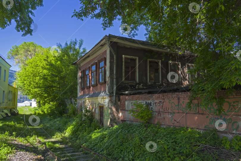 Скачать Заброшенная железнодорожная ветка в городе. фотосток Ozero