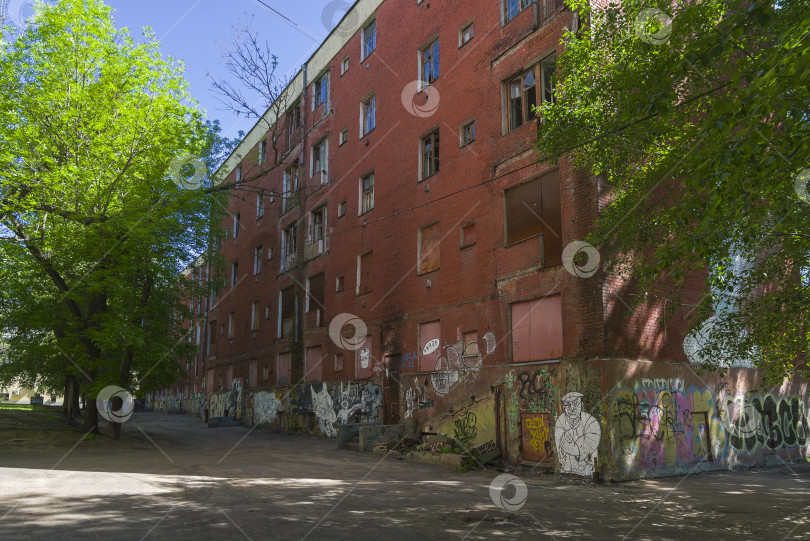 Скачать Старый кирпичный дом, выселенный и подготовленный к сносу. фотосток Ozero